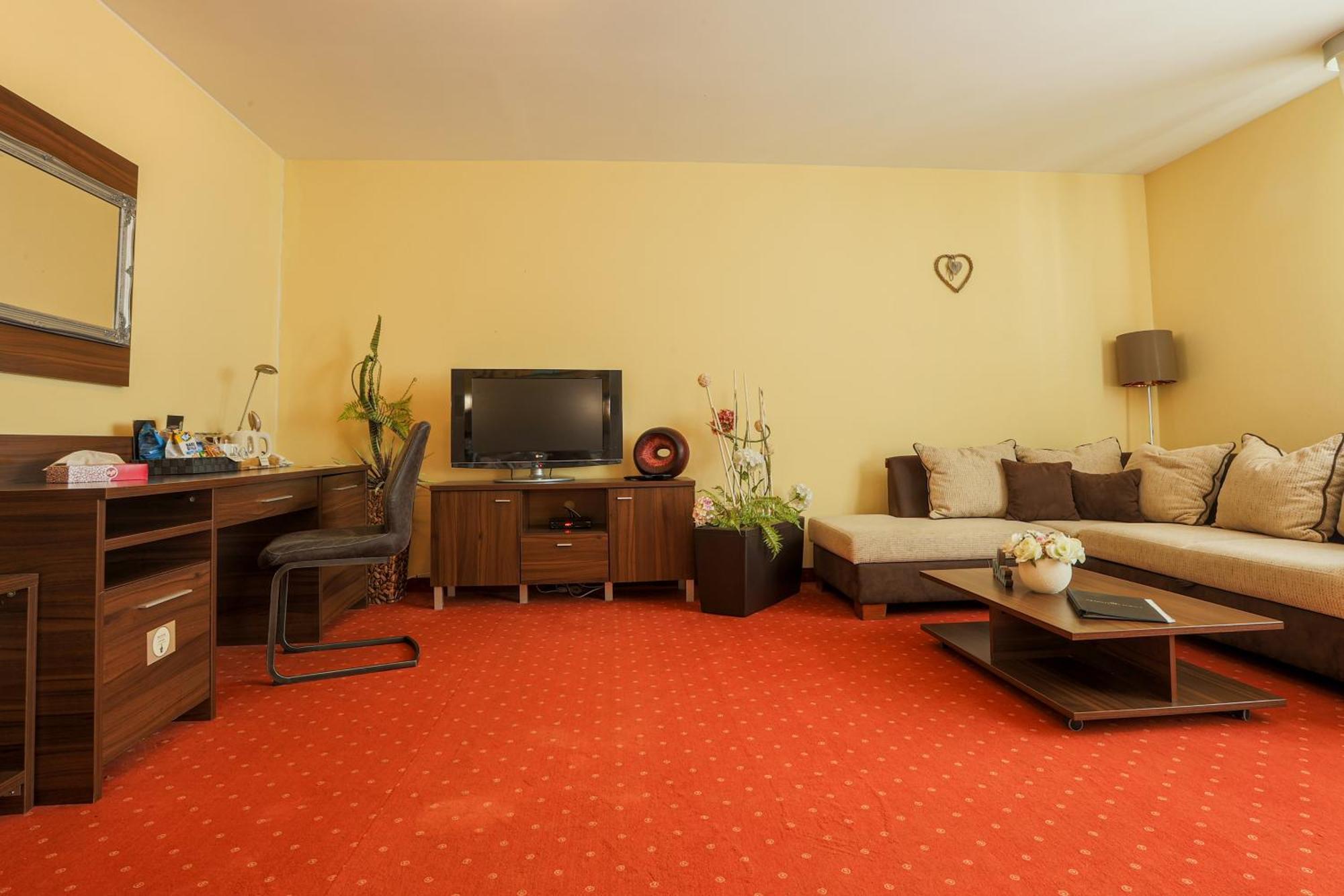 Grand Hotel Senica, Garni Екстер'єр фото