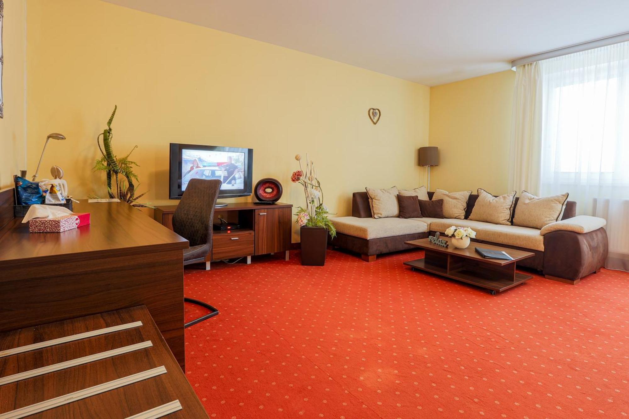 Grand Hotel Senica, Garni Екстер'єр фото