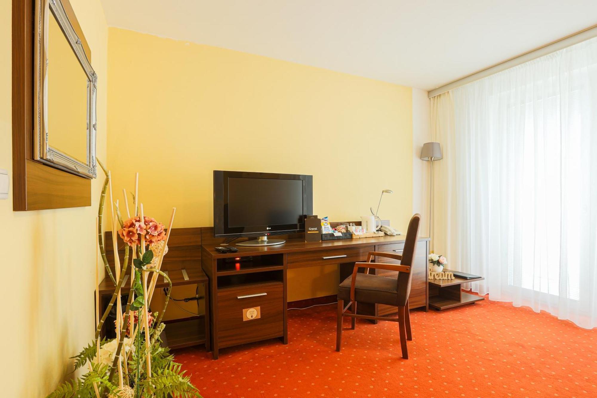 Grand Hotel Senica, Garni Екстер'єр фото