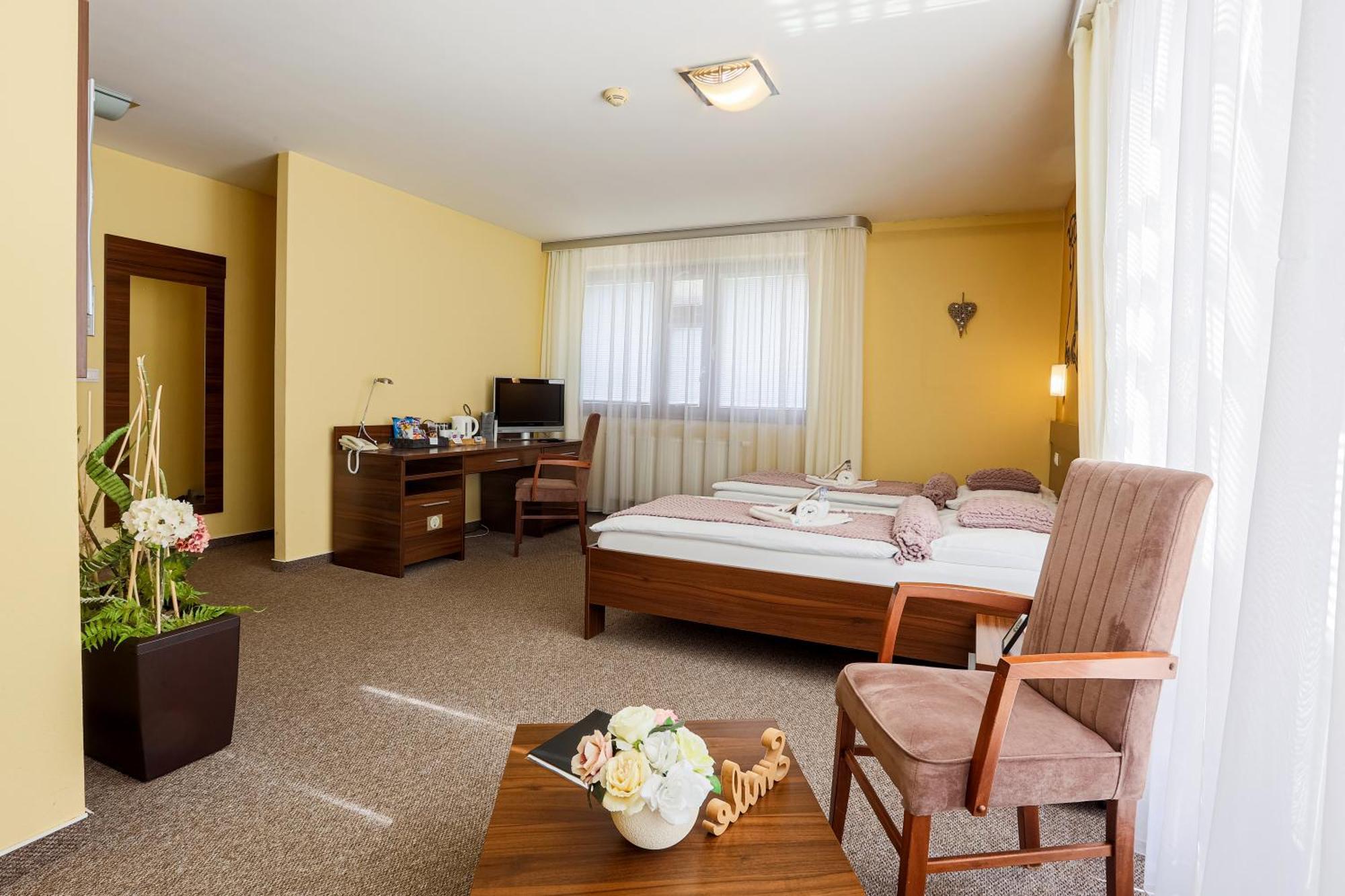 Grand Hotel Senica, Garni Екстер'єр фото